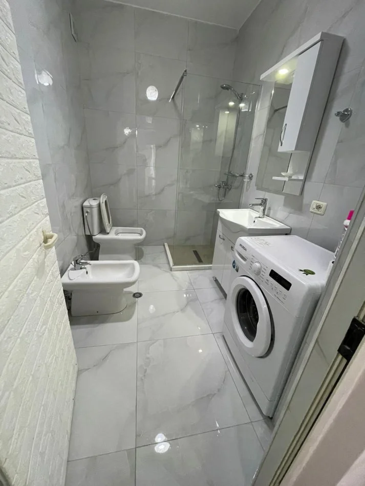 Tirane, jepet me qera apartament 1+1+Ballkon , 85 m² 600 € (Hamdi Sina)