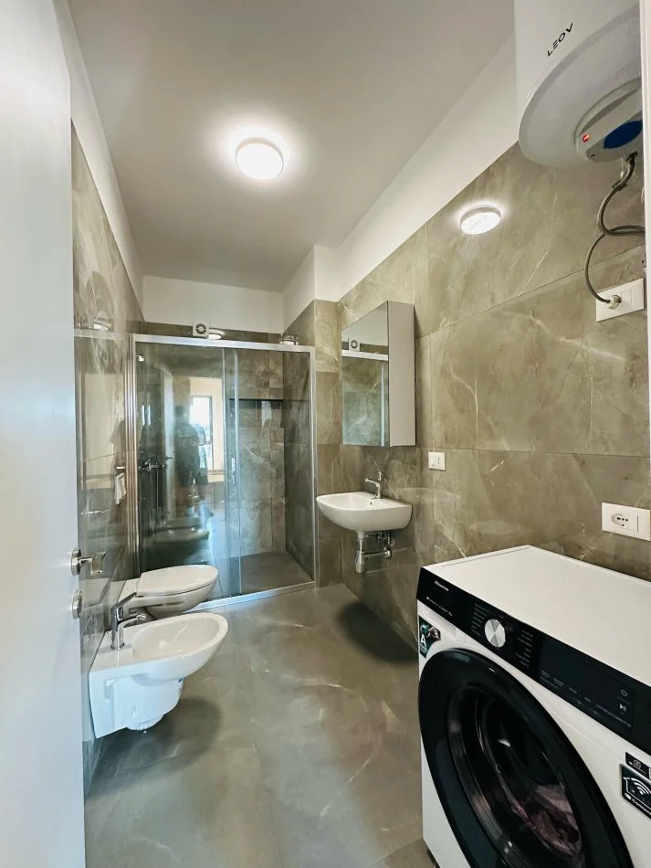 Tirane, jepet me qera apartament 2+1+Ballkon Kati 8, 115 m² 800 € (bardhyl)