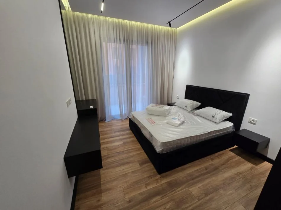 Tirane, jepet me qera 1+1+Ballkon Kati 5, 75 m² 1.000 € (Rruga e Kavajes)