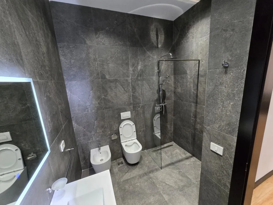 Tirane, jepet me qera 1+1+Ballkon Kati 5, 75 m² 1.000 € (Rruga e Kavajes)