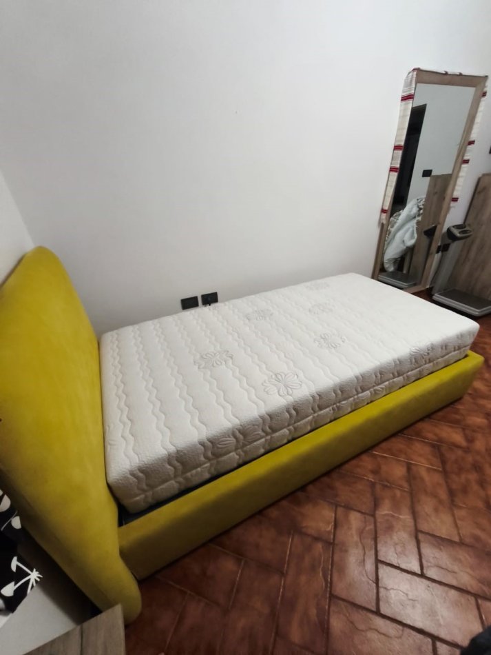 Tirane, shes Shes Krevat Tek, Suste/Zgare dhe Dyshek 100x200 cm shume cilesor, pothuajse i RI 475 €