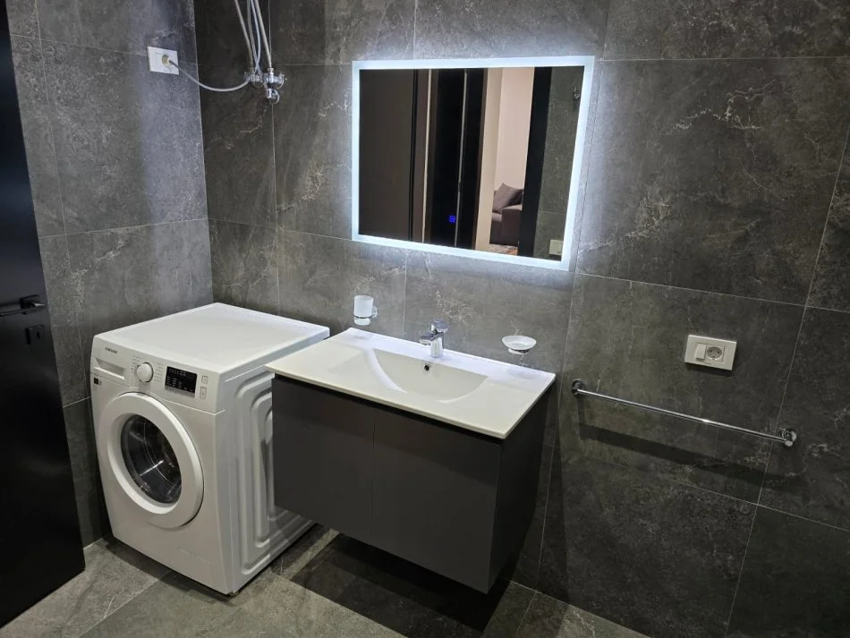 Tirane, jepet me qera 1+1+Ballkon Kati 5, 75 m² 1.000 € (Rruga e Kavajes)