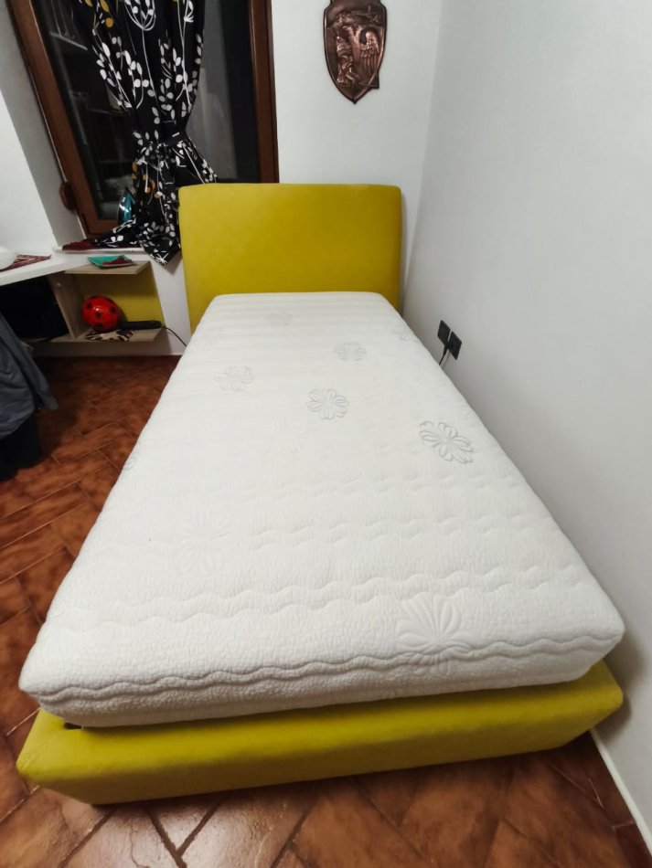 Tirane, shes Shes Krevat Tek, Suste/Zgare dhe Dyshek 100x200 cm shume cilesor, pothuajse i RI 475 €