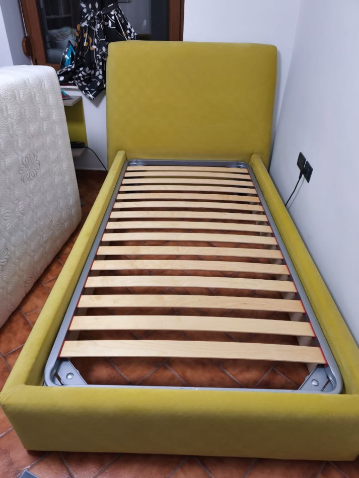 Tirane, shes Shes Krevat Tek, Suste/Zgare dhe Dyshek 100x200 cm shume cilesor, pothuajse i RI 475 €