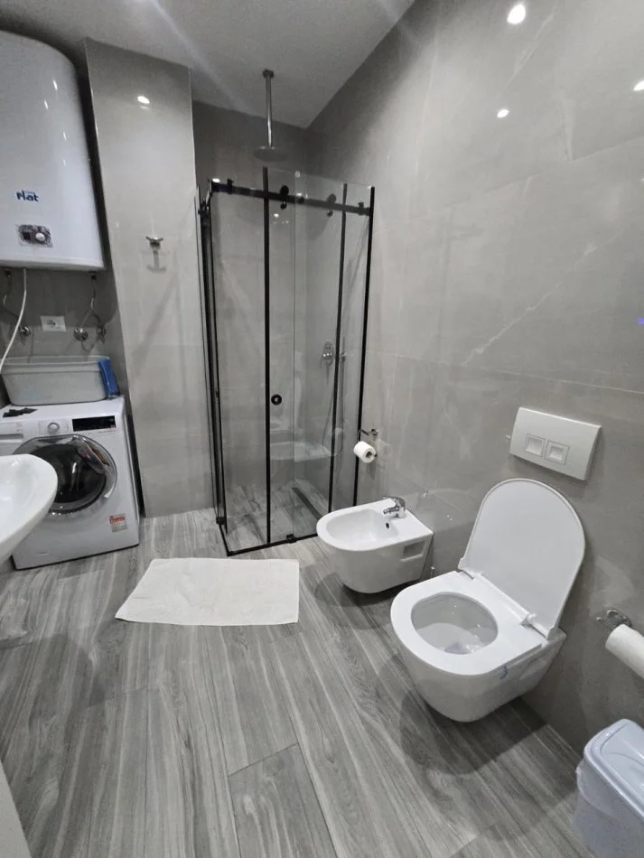 Tirane, jepet me qera apartament 2+1 Kati 4, 85 m² 650 € (Hamdi sina)