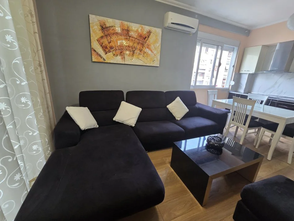 Tirane, jepet me qera apartament 2+1+Ballkon Kati 5, 90 m² 500 € (YZBERISHT)
