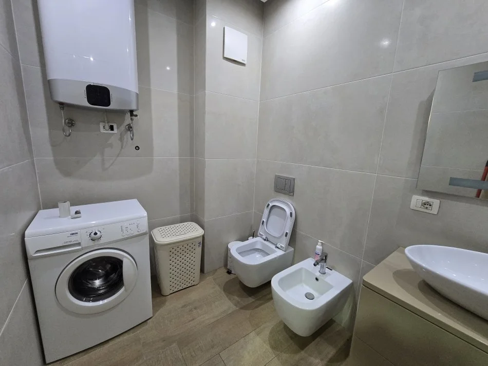 Tirane, jepet me qera apartament 2+1+Ballkon Kati 5, 90 m² 500 € (YZBERISHT)