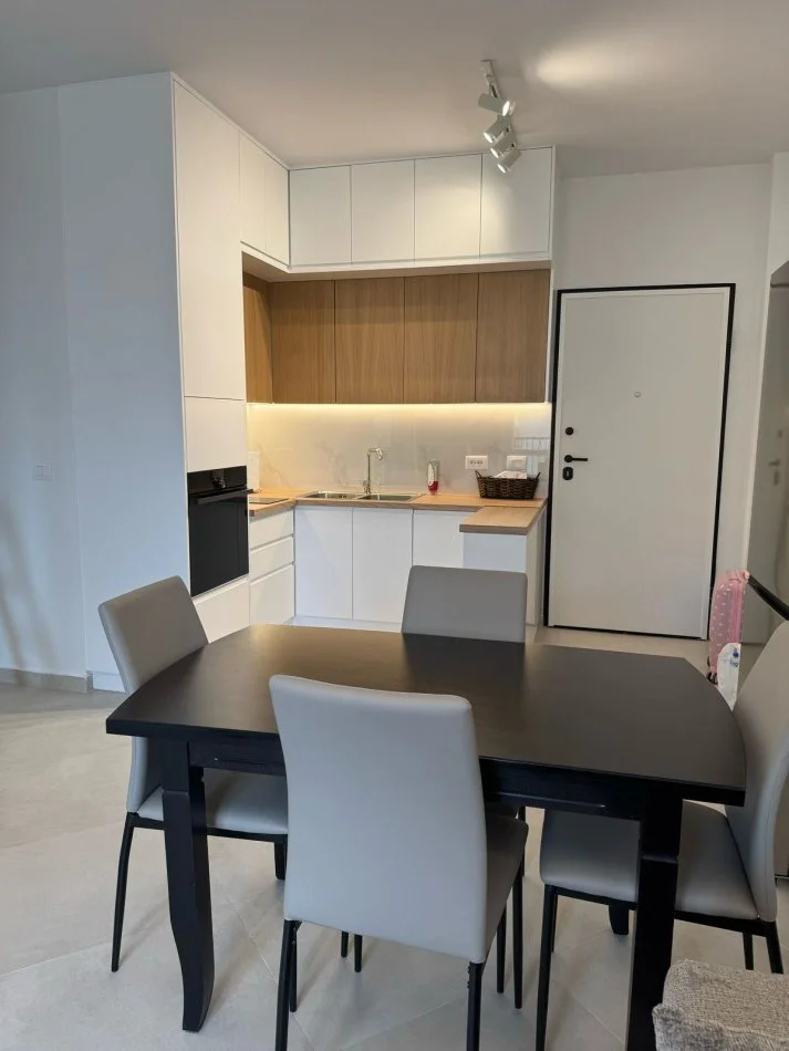 Tirane, jepet me qera apartament 2+1 Kati 1, 100 m² 650 € (rruga xhamfize keko)