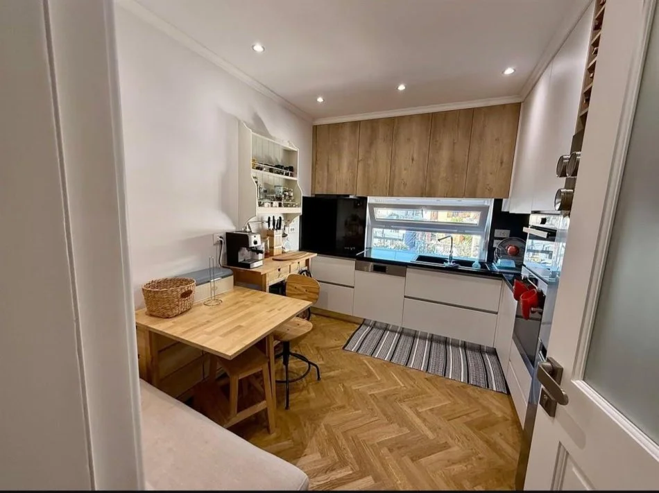 Tirane, shitet 3+1 Kati 3, 127 m² 255.000 € (Rruga elbasanit)