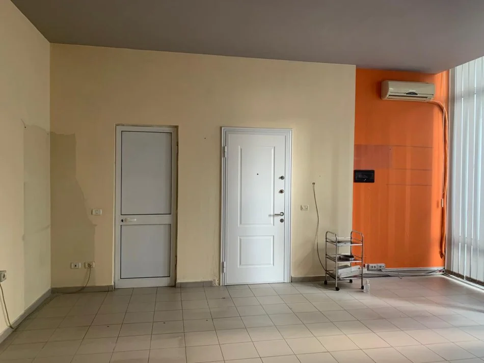 Tirane, jepet me qera ambjent biznesi Kati 2, 42 m² 450 € (Myslym Shyri)