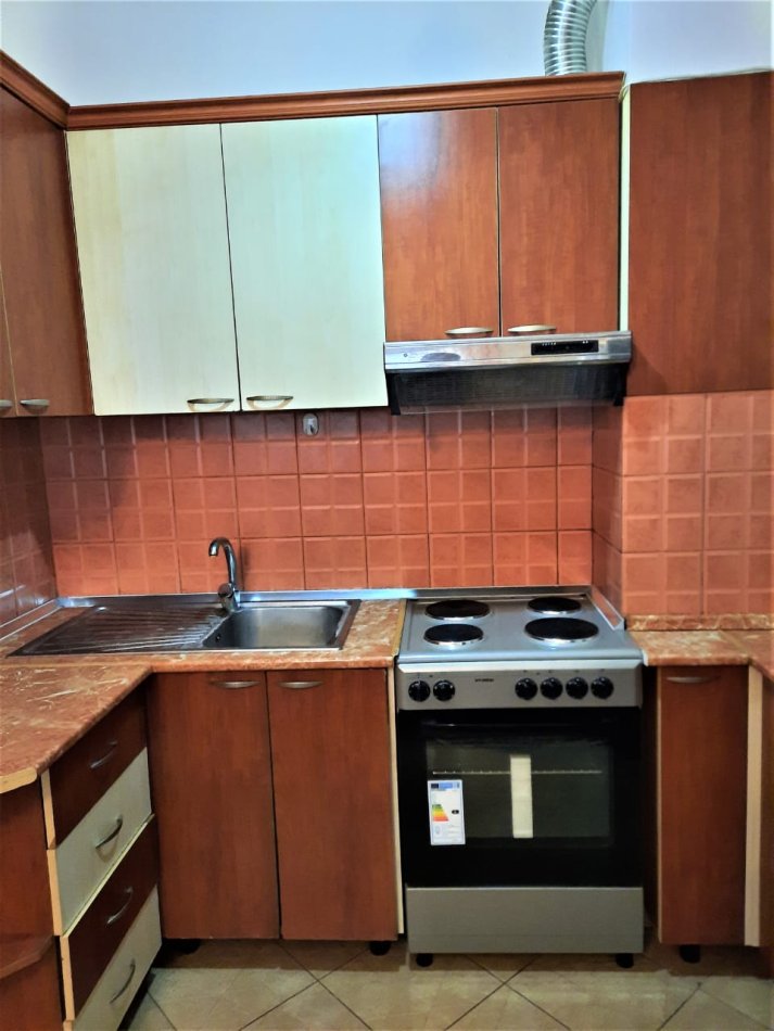 Tirane, shitet apartament 1+1+Ballkon Kati 4, 66 m² 110.000 € (Rruga 5 Maj, Përball Shkollës Tirana Jonë)