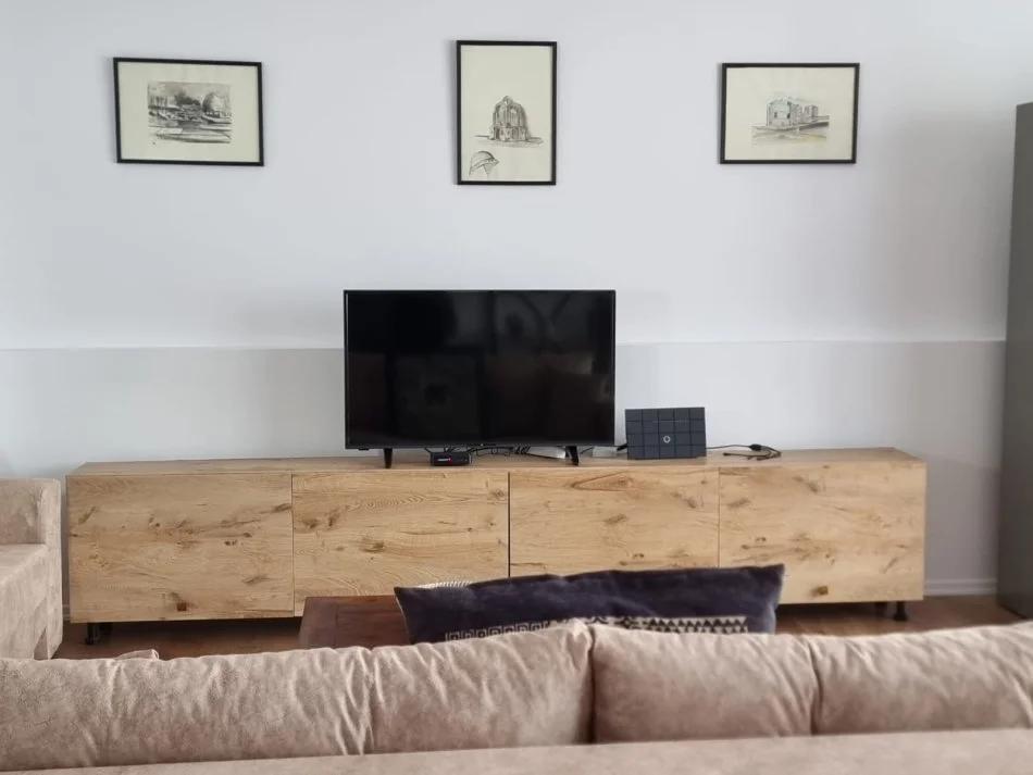 Tirane, jepet me qera apartament 1+1+Aneks+Ballkon Kati 5, 78 m² 750 € (Rr. Durresit afer Kaffe Flora)