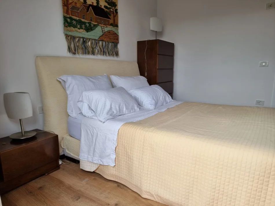 Tirane, jepet me qera apartament 1+1+Aneks+Ballkon Kati 5, 78 m² 750 € (Rr. Durresit afer Kaffe Flora)