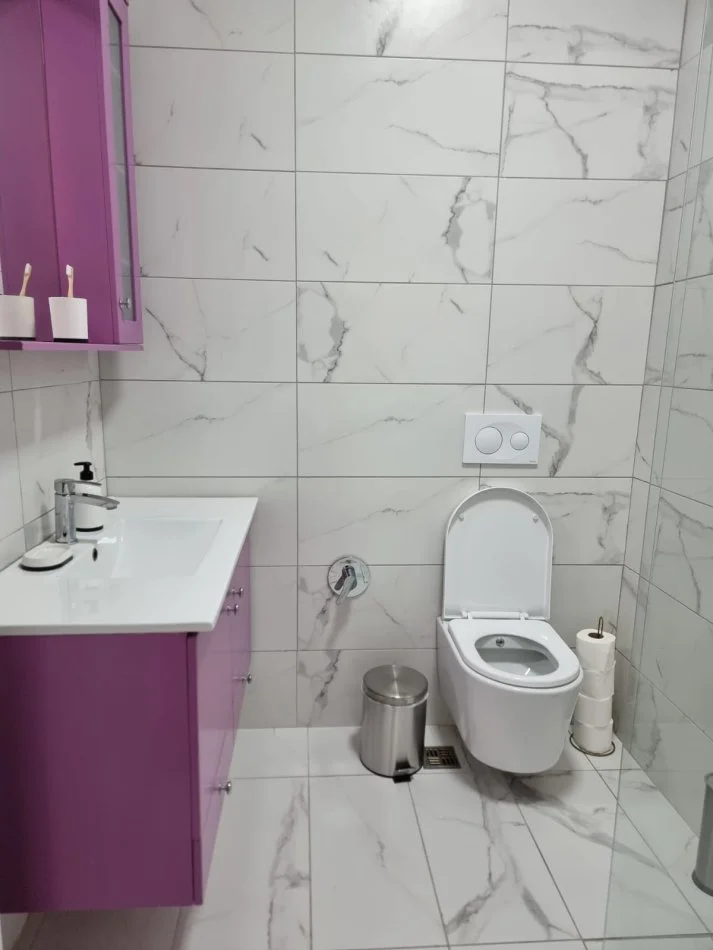 Tirane, jepet me qera apartament 1+1+Aneks+Ballkon Kati 5, 78 m² 750 € (Rr. Durresit afer Kaffe Flora)