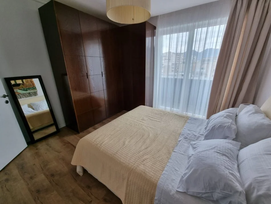 Tirane, jepet me qera apartament 1+1+Aneks+Ballkon Kati 5, 78 m² 750 € (Rr. Durresit afer Kaffe Flora)
