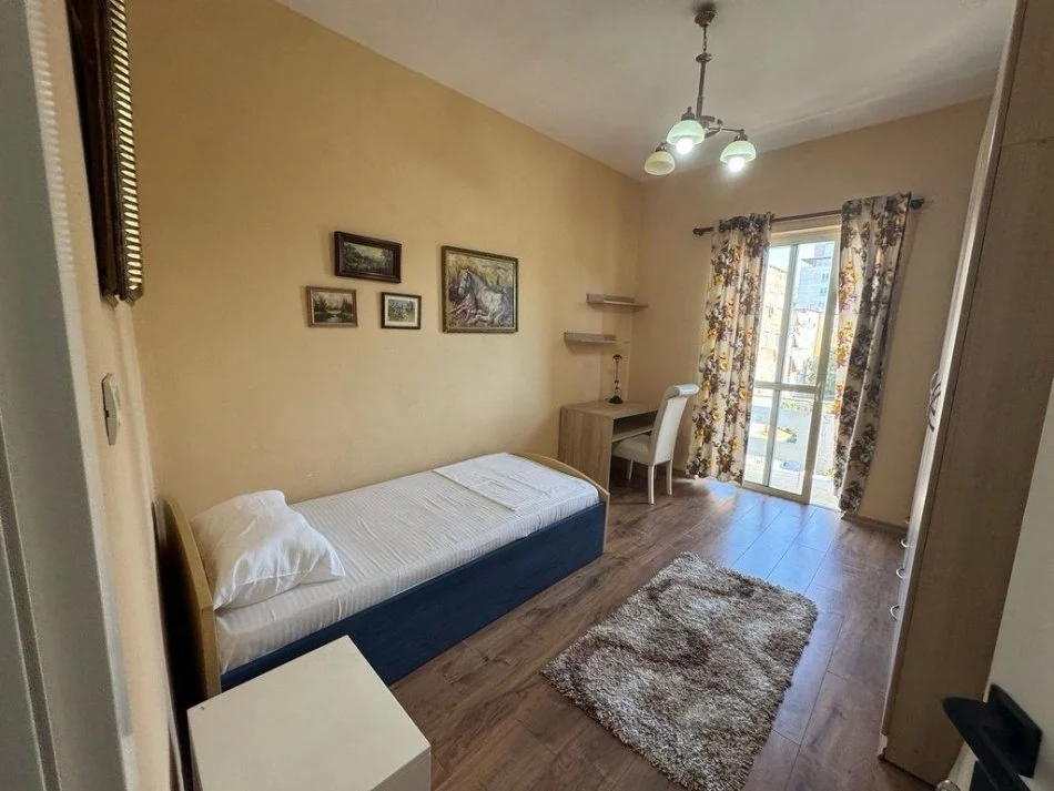 Tirane, jepet me qera apartament 2+1+Ballkon Kati 4, 75 m² 500 € (Rruga Muhamet Gjollesha)