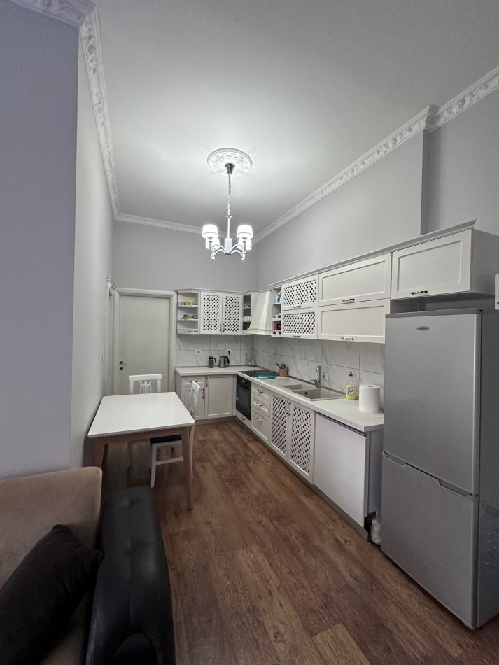 Tirane, jepet me qera apartament 3+1+Ballkon Kati 2, 130 m² 800 € (Rruga Dritan Hoxha/Zogu i Zi)