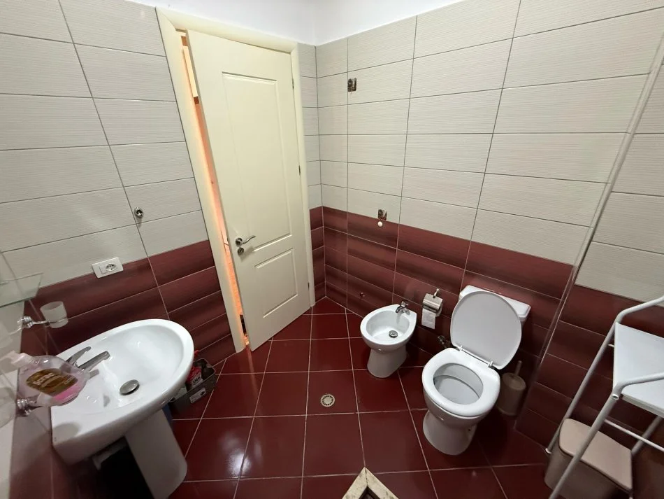 Tirane, jepet me qera apartament 1+1+Ballkon Kati 3, 75 m² 500 € (Kopshti Zoologjik)