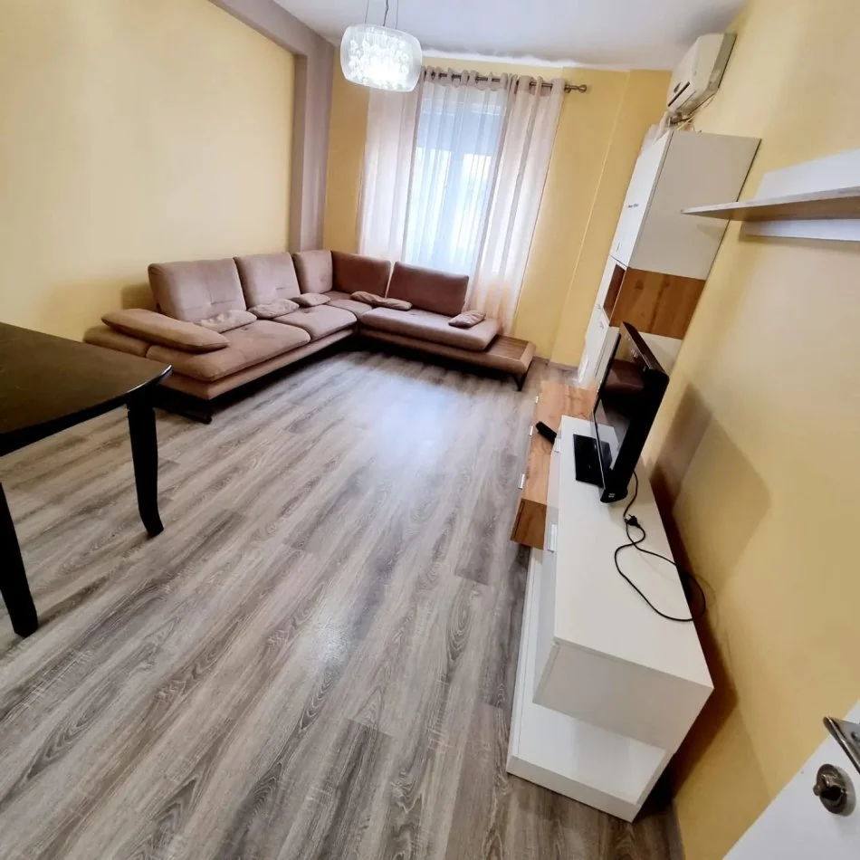 Tirane, jepet me qera apartament 2+1+Ballkon Kati 5, 121 m² 500 € (Astir)