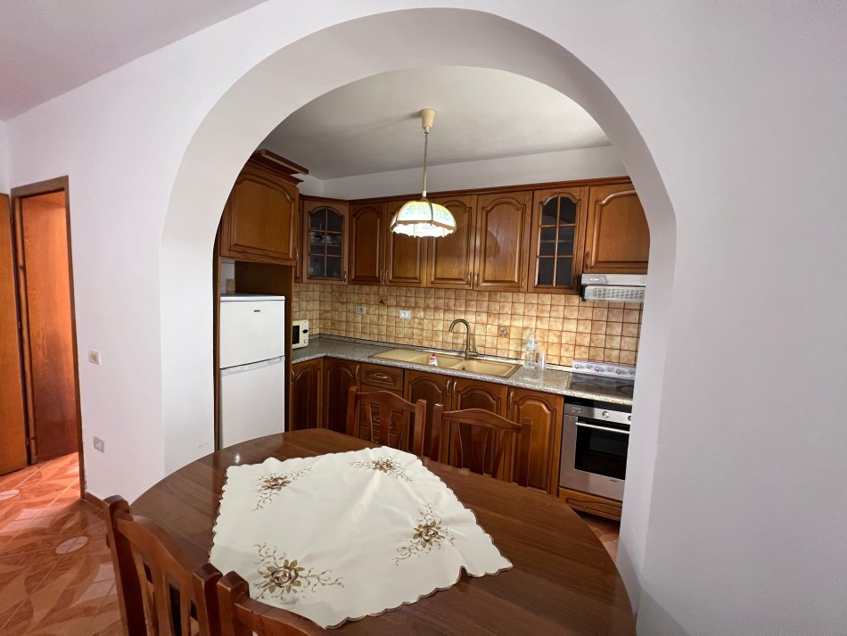 Tirane, jepet me qera shtepi 2+1+Ballkon Kati 1, 150 m² 800 € (Rruga Bedri Karapici)