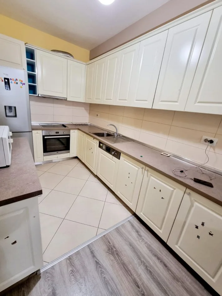 Tirane, jepet me qera apartament 2+1+Ballkon Kati 5, 121 m² 500 € (Astir)