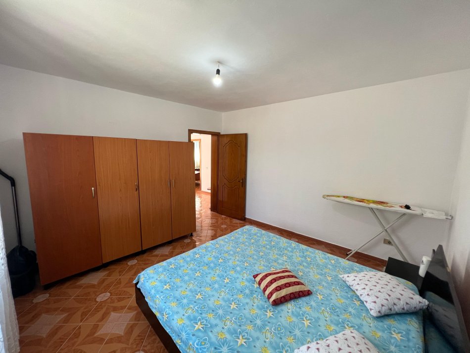 Tirane, jepet me qera shtepi 2+1+Ballkon Kati 1, 150 m² 800 € (Rruga Bedri Karapici)
