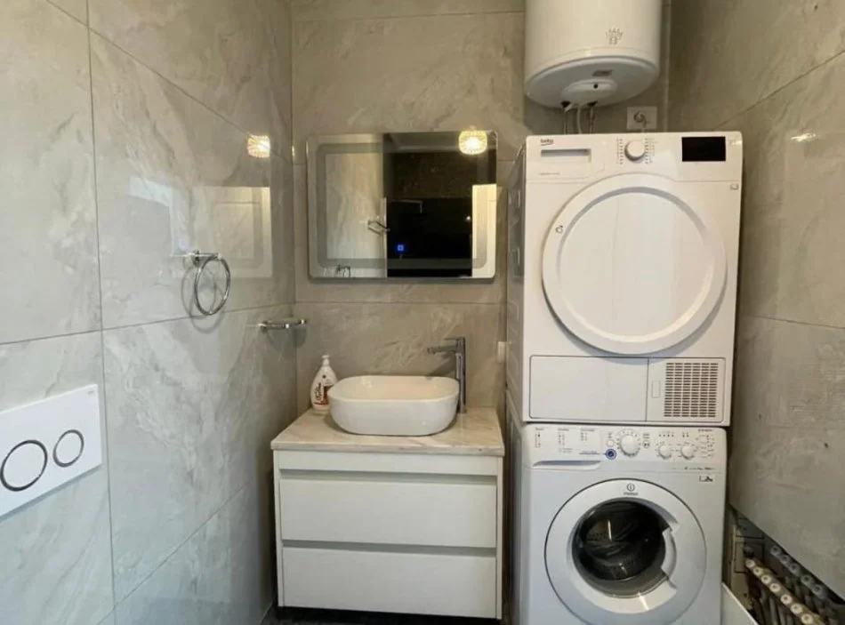 Tirane, jepet me qera 1+1 Kati 4, 57 m² 500 € (Ish profarma)