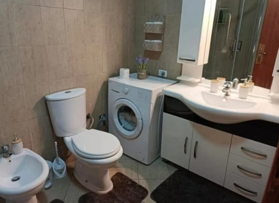 Tirane, jepet me qera apartament 1+1 Kati 3, 60 m² 550 € (Selvia)