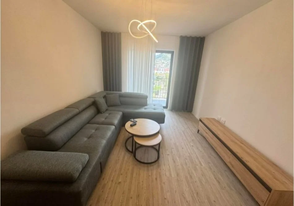 Tirane, jepet me qera 1+1 Kati 5, 94 m² 400 € (Kombinat)