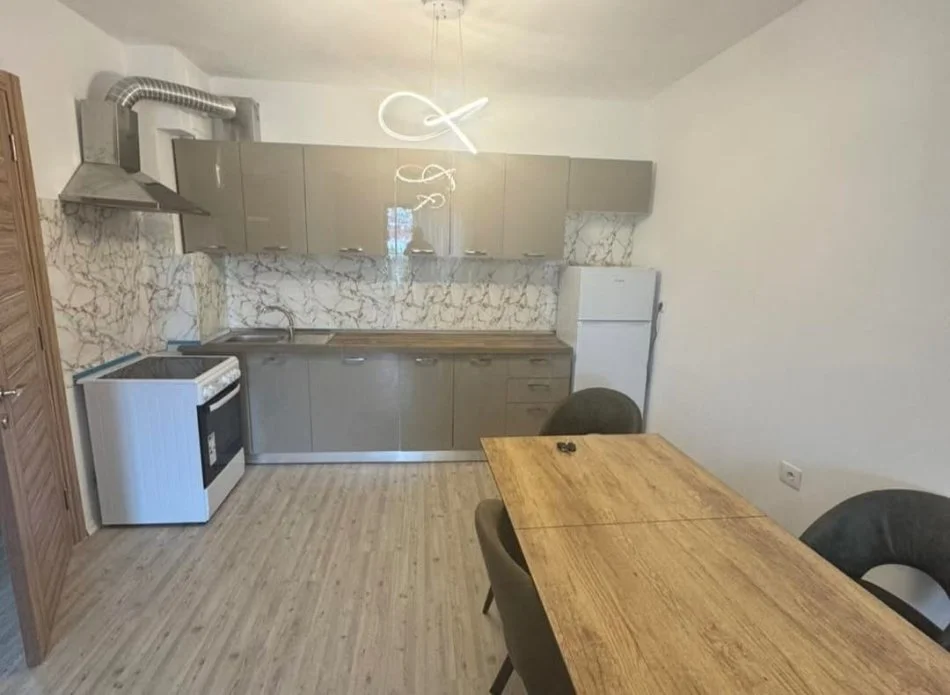 Tirane, jepet me qera 1+1 Kati 5, 94 m² 400 € (Kombinat)