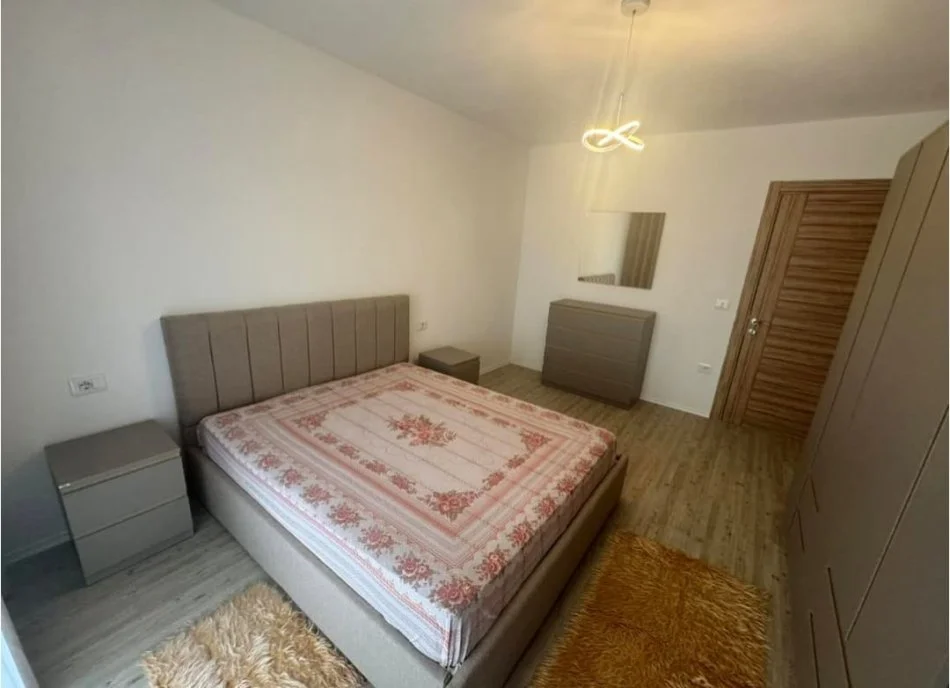 Tirane, jepet me qera 1+1 Kati 5, 94 m² 400 € (Kombinat)