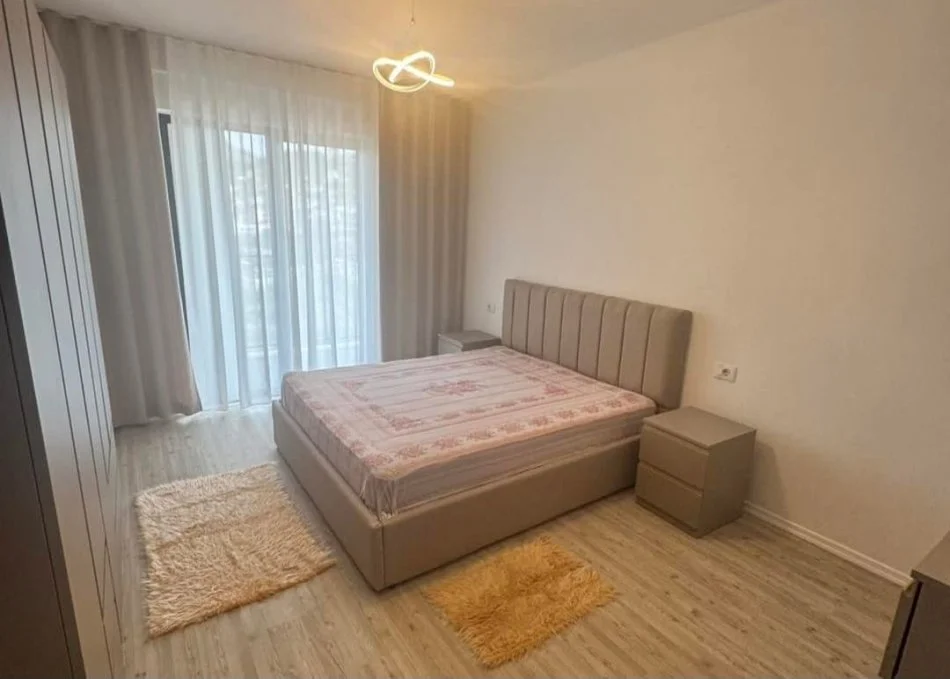 Tirane, jepet me qera 1+1 Kati 5, 94 m² 400 € (Kombinat)