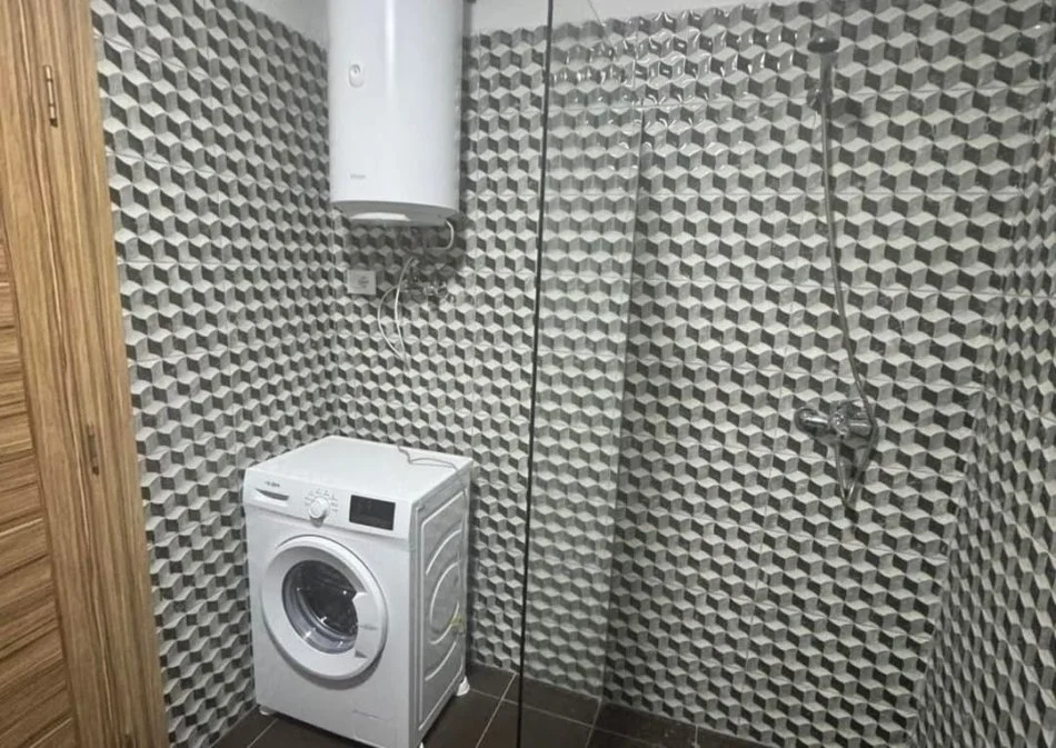 Tirane, jepet me qera 1+1 Kati 5, 94 m² 400 € (Kombinat)