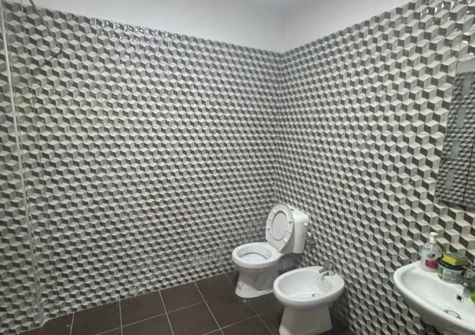 Tirane, jepet me qera 1+1 Kati 5, 94 m² 400 € (Kombinat)