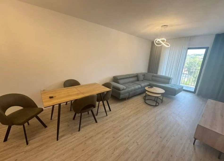 Tirane, jepet me qera 1+1 Kati 5, 94 m² 400 € (Kombinat)