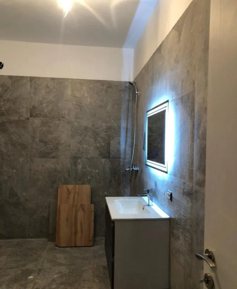 Tirane, jepet me qera apartament 1+1 Kati 7, 65 m² 550 € (Shkolla kuqe)