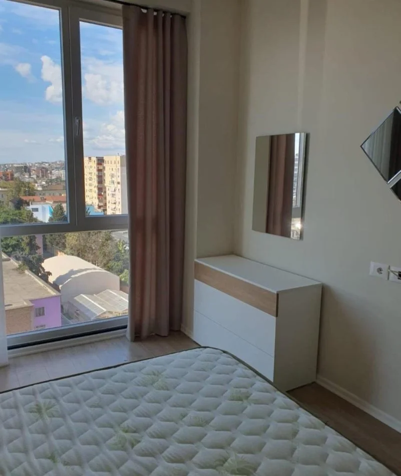 Tirane, jepet me qera apartament 1+1 Kati 7, 65 m² 550 € (Shkolla kuqe)