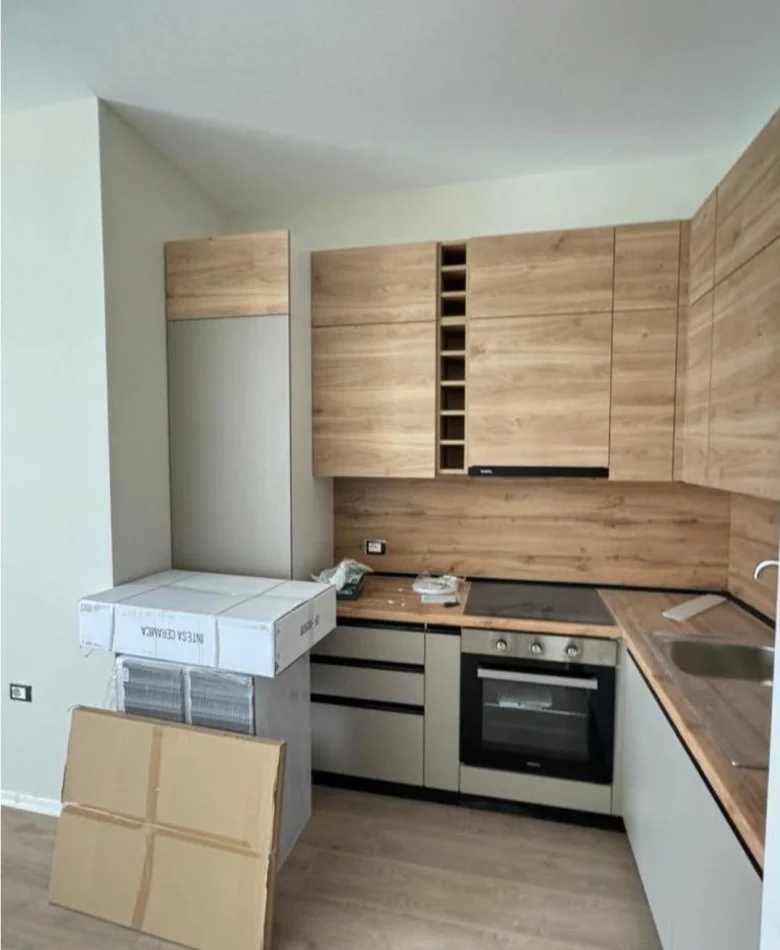 Tirane, jepet me qera apartament 1+1 Kati 7, 65 m² 550 € (Shkolla kuqe)