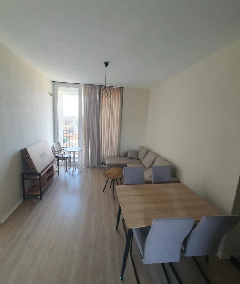 Tirane, jepet me qera apartament 1+1 Kati 7, 65 m² 550 € (Shkolla kuqe)
