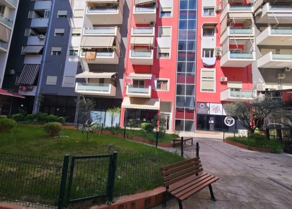 Tirane, shitet apartament 1+1+Ballkon Kati 5, 68 m² 110.000 € (Amerikan 3)