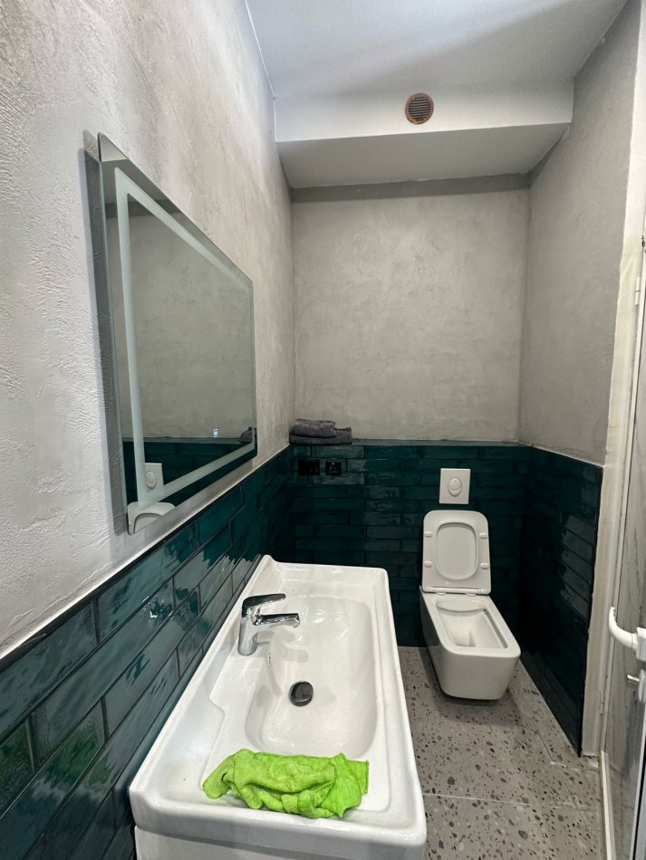 Tirane, jepen me qera 2 garsoniere  Kati 5, 40 m² + 40 m2  Cmimi 45.000 Leke njera (Rr.Reshit Collaku Shallvaret)