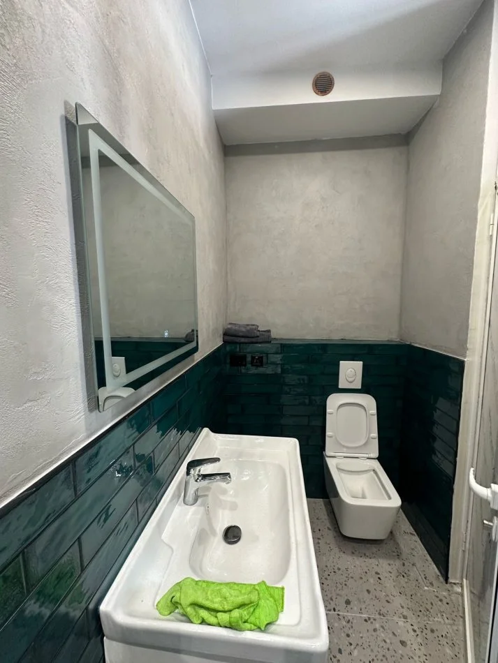 Tirane, jepen me qera 2 garsoniere  Kati 5, 40 m² + 40 m2  Cmimi 45.000 Leke njera (Rr.Reshit Collaku Shallvaret)