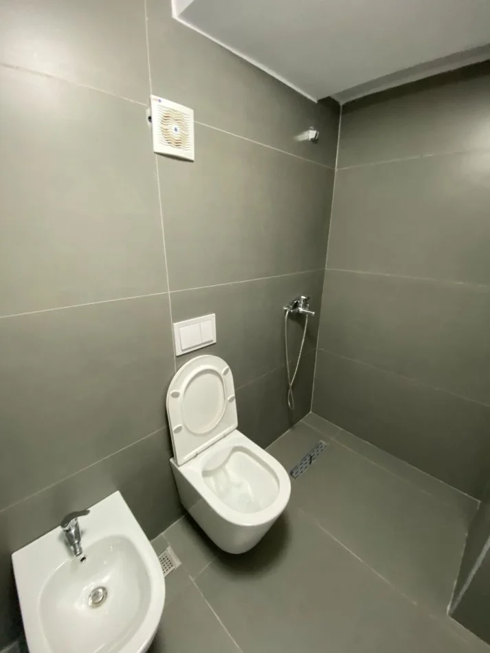 Tirane, jepet me qera apartament duplex 2+1 Kati 1, 150 m² 1.000 € (Kodra e diellit)