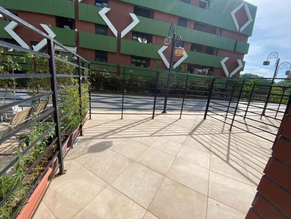 Tirane, jepet me qera apartament duplex 2+1 Kati 1, 150 m² 1.000 € (Kodra e diellit)