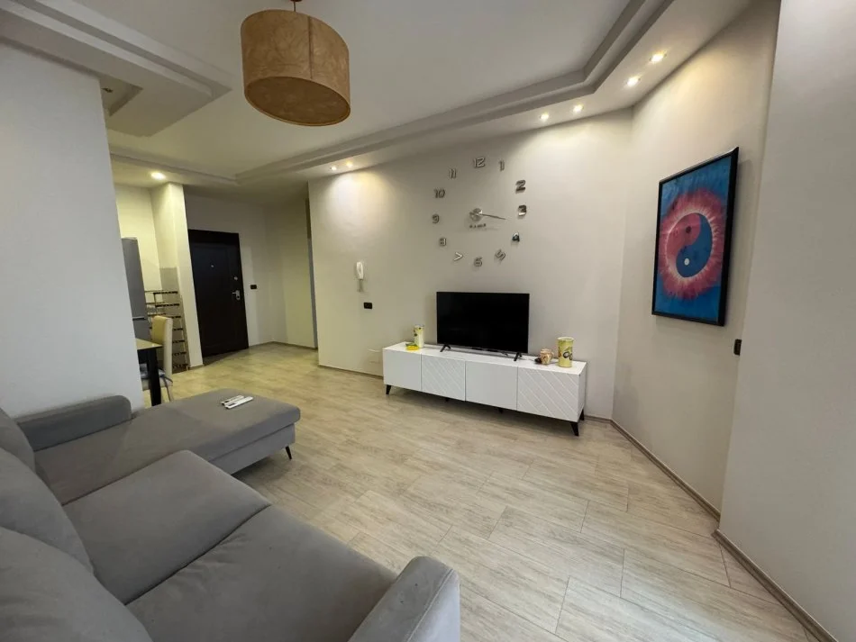 Tirane, jepet me qera apartament 1+1+Ballkon Kati 5, 68 m² 550 € (Sheshi Willson)