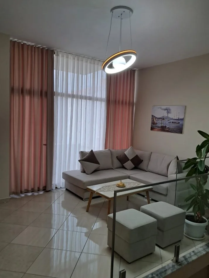 Tirane, jepet me qera apartament 2+1 Kati 1, 100 m² 500 € (Liqeni i thate)