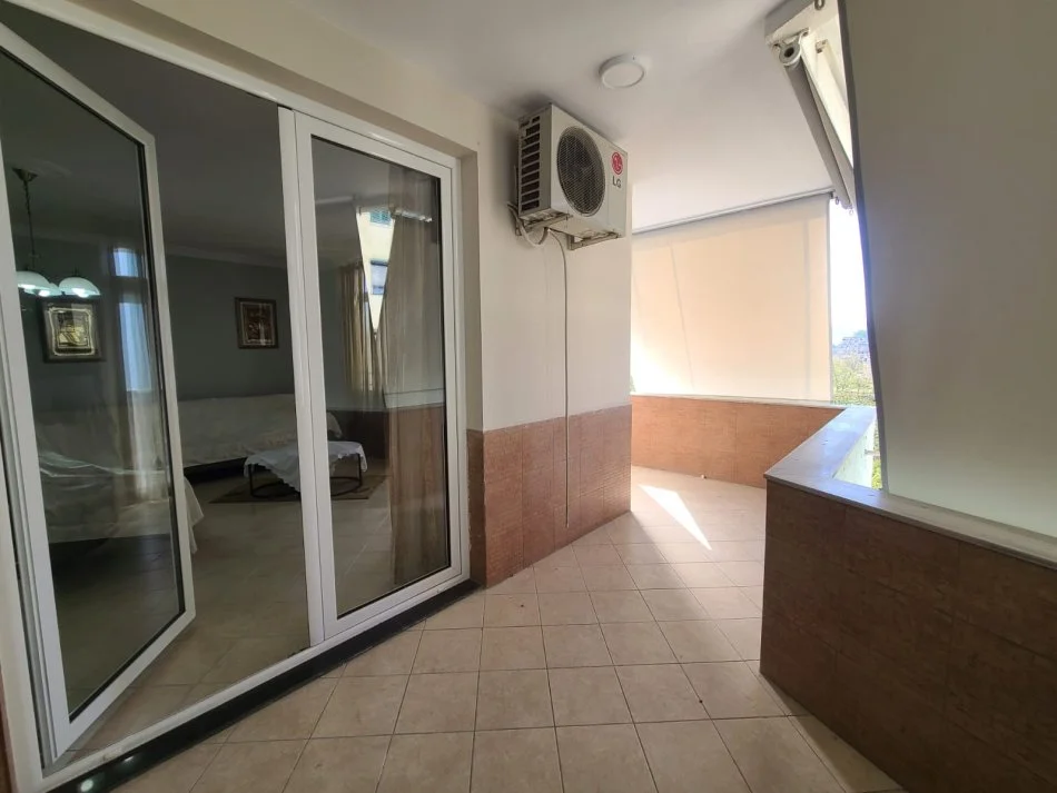 Tirane, jepet me qera 2+1 Kati 8, 800 € (Ish ekspozita)