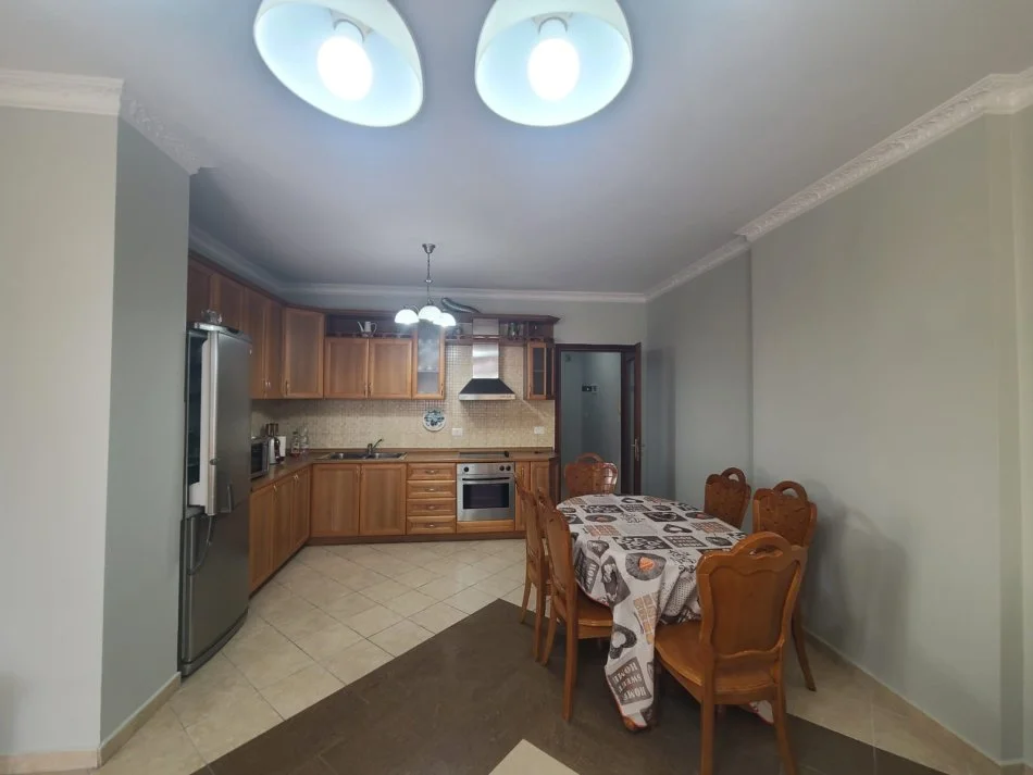 Tirane, jepet me qera apartament 2+1 Kati 8, 122 m² 750 € (Ish ekspozita)