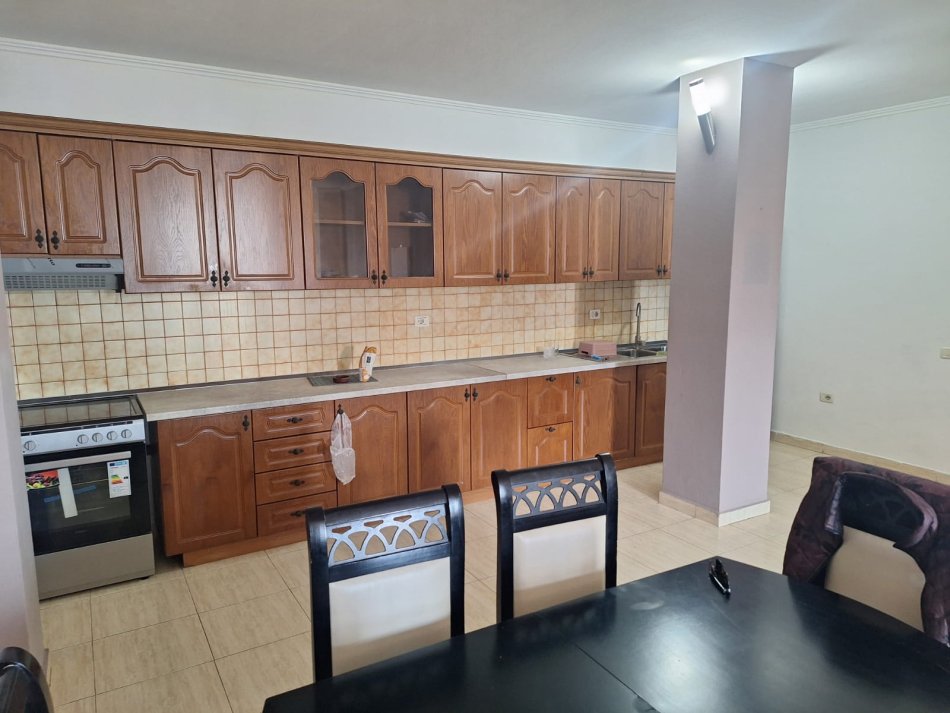 Tirane, jepet me qera apartament 2+1+Ballkon Kati 5, 108 m² 55.000 € (Bulevardi Zogu I pare)
