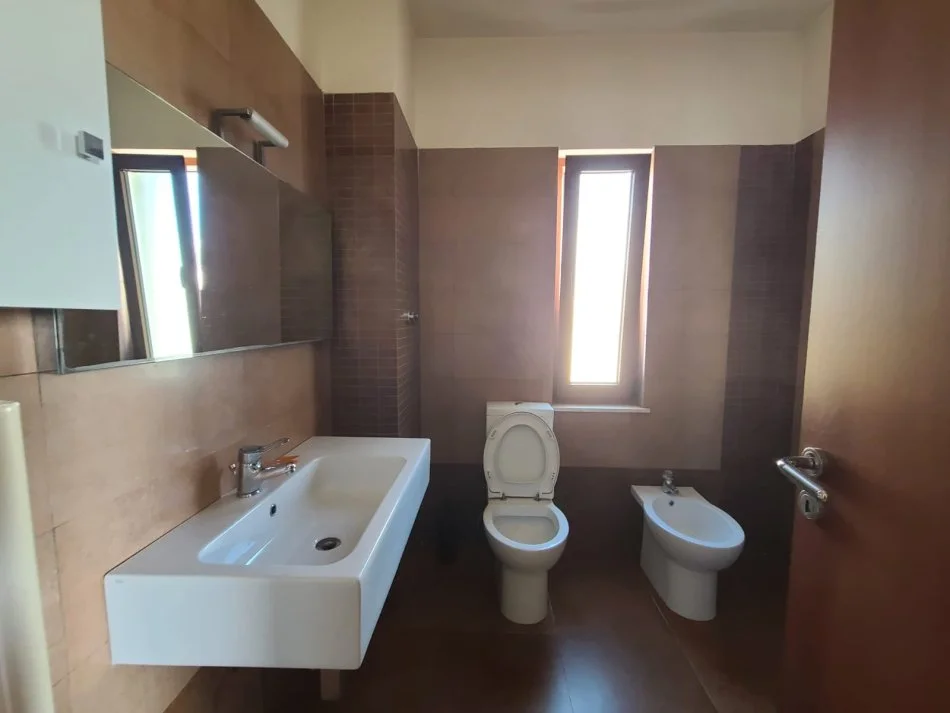 Tirane, jepet me qera apartament 2+1 Kati 8, 137 m² 600 € (Zogu i zi)